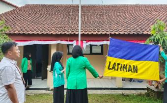 Siapkan Petugas Pengibar Bendera HUT RI, Bawaslu Purbalingga Latih Mahasiswa Magang dan Siswa PKL
