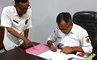 Targetkan Pendidikan Demokrasi Sejak Dini, Bawaslu Purbalingga dan SMP N 1 Karanganyar Teken Nota Kesepahaman