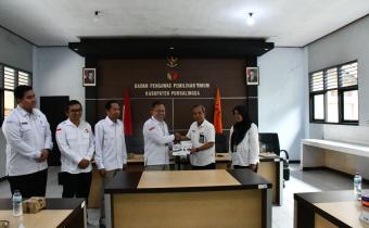 Dorong Literasi Kepemiluan, Bawaslu Purbalingga Serahkan Buku Terbitannya Kepada Dinarpus