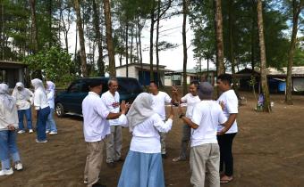 Bawaslu Purbalingga Gelar Jum'at Sehati di Pantai Jetis untuk Perkuat Tim