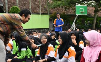 Bawaslu Purbalingga Sampaikan Sosialisasi Demokrasi dan Kepemiluan Kepada 960 Siswa SMK N 1 Kutasari