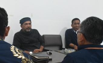 Ketua Bawaslu Kabupaten Purbalingga, Misrad (tampak belakang, berkacamata) menemui pengurus IJTI Korda Banyumas, pada Kamis (12/2)