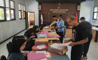 Gotong Royong Arsipkan Dokumen Pengawasan 2024, Bawaslu Purbalingga Selamatkan Memori Pemilu dari Kerusakan