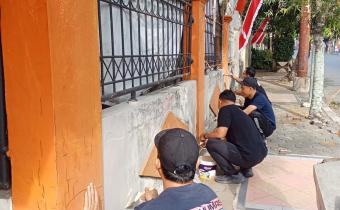 Sambut HUT ke-81 RI, Bawaslu Purbalingga Percantik Kantor dengan Pengecatan dan Hiasan Merah Putih